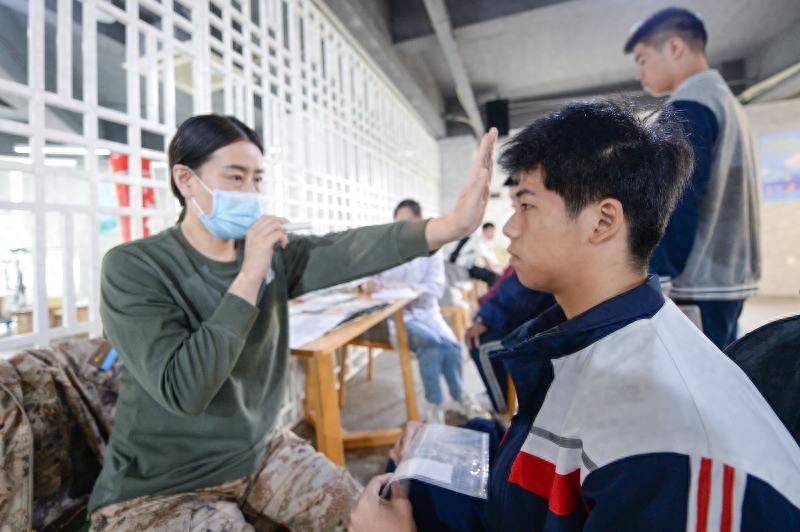 空军来厦招飞 83人闯过“第一关”  体检标准严苛，今年首次对高考选科有要求  