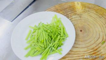 饭店的芹菜炒肉为啥色泽清脆，肉片嫩滑，技巧很简单，一看就能做  -图3