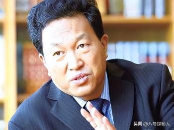 出门有多名女秘书陪伴，非法敛财100亿，昔日首富还是付出了代价  -图2