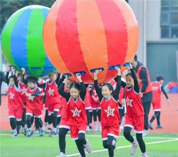 全员“趣”运动！抢运零食、滚大球、投包入框……校园运动会还能这么玩  -图5