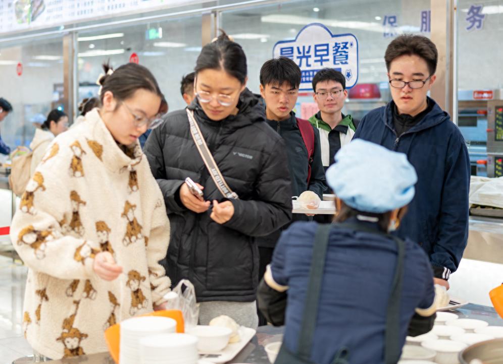 7点前校食堂免费吃早餐 杭州有所高校这样“叫醒”学生  