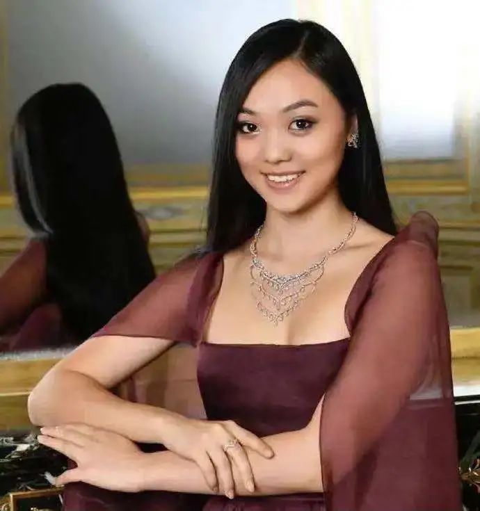 奇怪现象？李连杰两个女儿不像利智，赌王两个女儿被说像利智  -图3