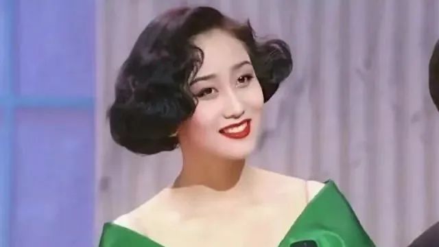 奇怪现象？李连杰两个女儿不像利智，赌王两个女儿被说像利智  -图10