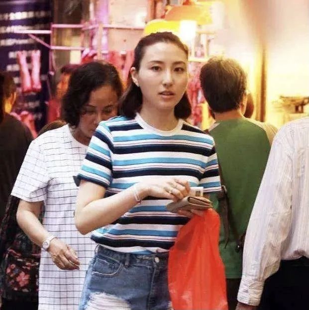 奇怪现象？李连杰两个女儿不像利智，赌王两个女儿被说像利智  -图16